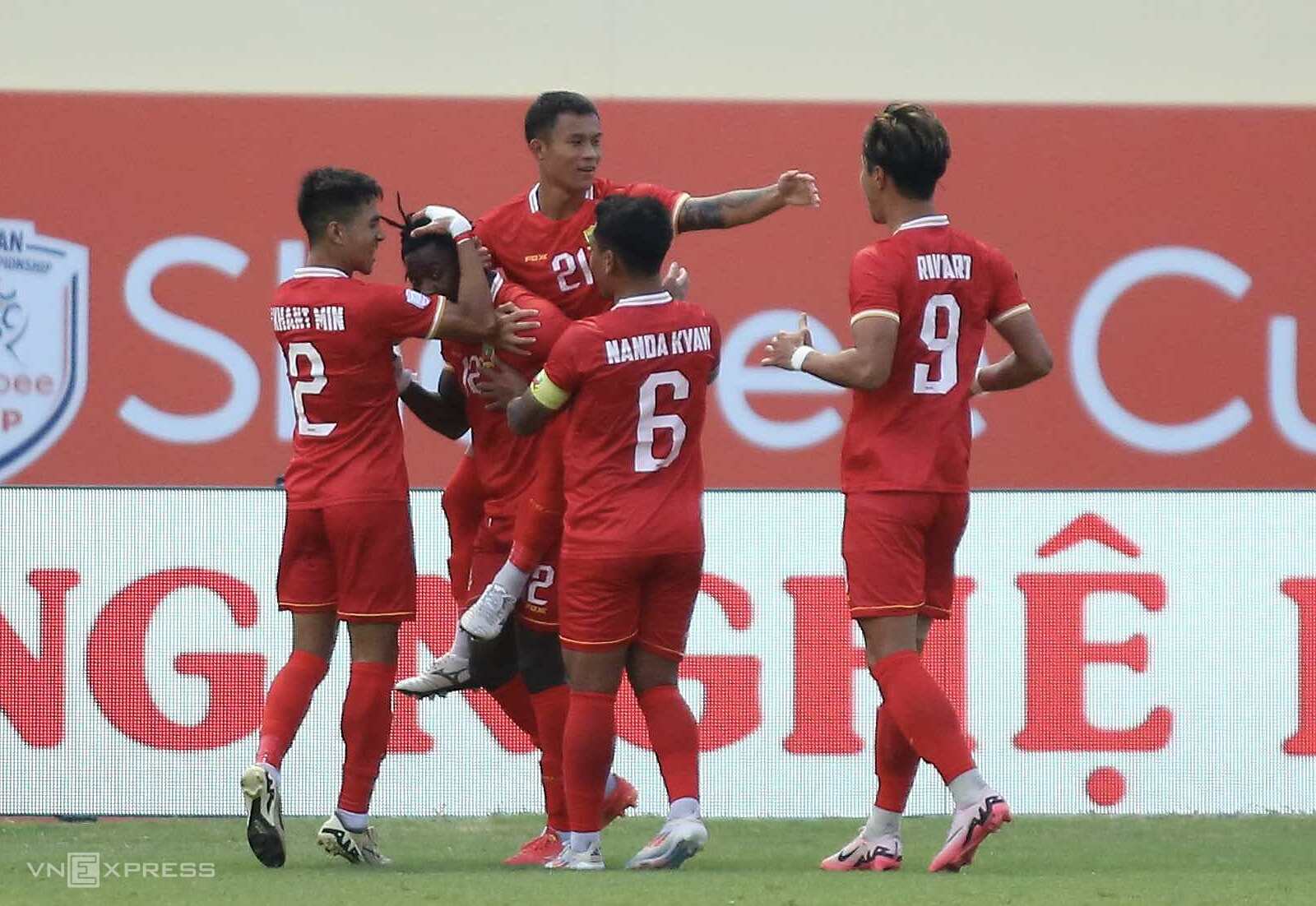 Cầu thủ Shan United mừng bàn thắng mở tỷ số của Moussa Bakayoko, trong trận thua Thanh Hoá 1-3, ở lượt ra quân bảng A Cup CLB Đông Nam Á 2024-2025. Ảnh: Sơn Mai