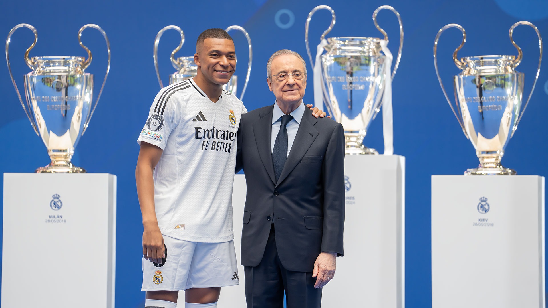 Mbappe (trái) ra mắt Real hôm 16/7 tại Madrid, Tây Ban Nha. Ảnh: Real Madrid